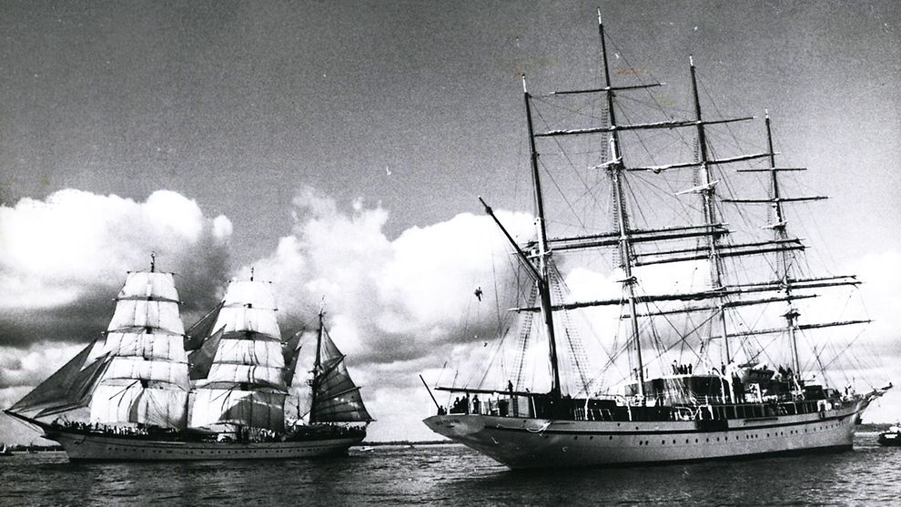 Gorch Fock (left) escorted by Sea Cloud at 790. port anniversary 1964