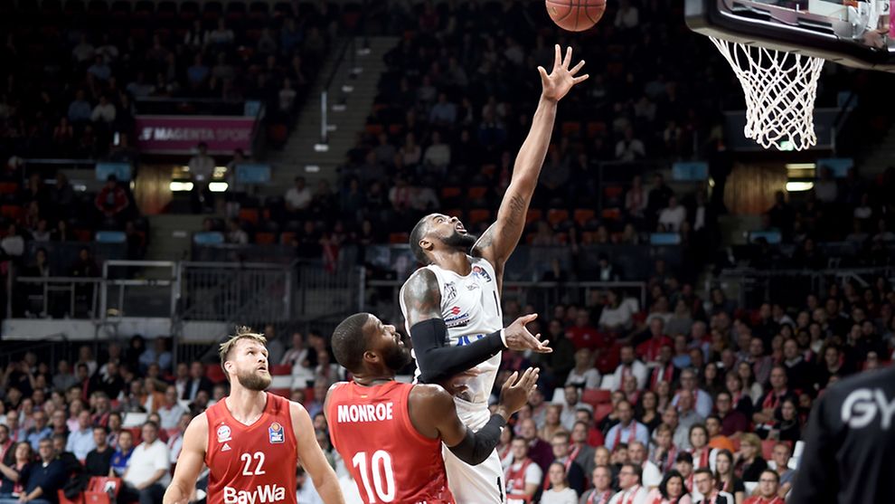  Hamburg's Prince Ibeh drives to the basket for two points against regning champion Bayern München.