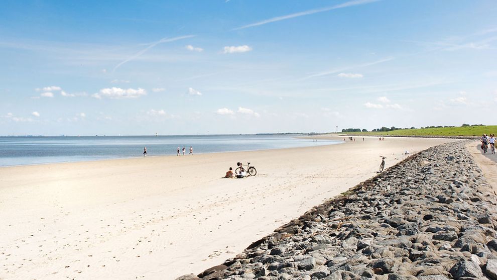 Sunbathing, biking or walking - relax at the shore
