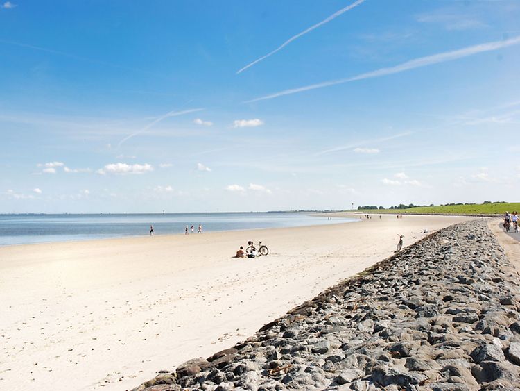  Sunbathing, biking or walking - relax at the shore