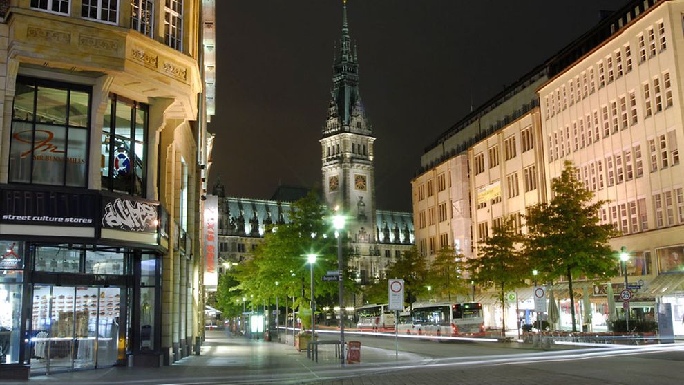 Shopping street Moenckebergstraße right next to Hamburg town hall