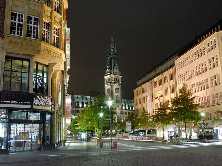  Shopping street Moenckebergstraße right next to Hamburg town hall