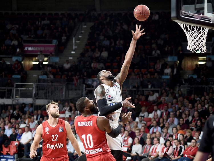  Hamburg's Prince Ibeh drives to the basket for two points against regning champion Bayern München.
