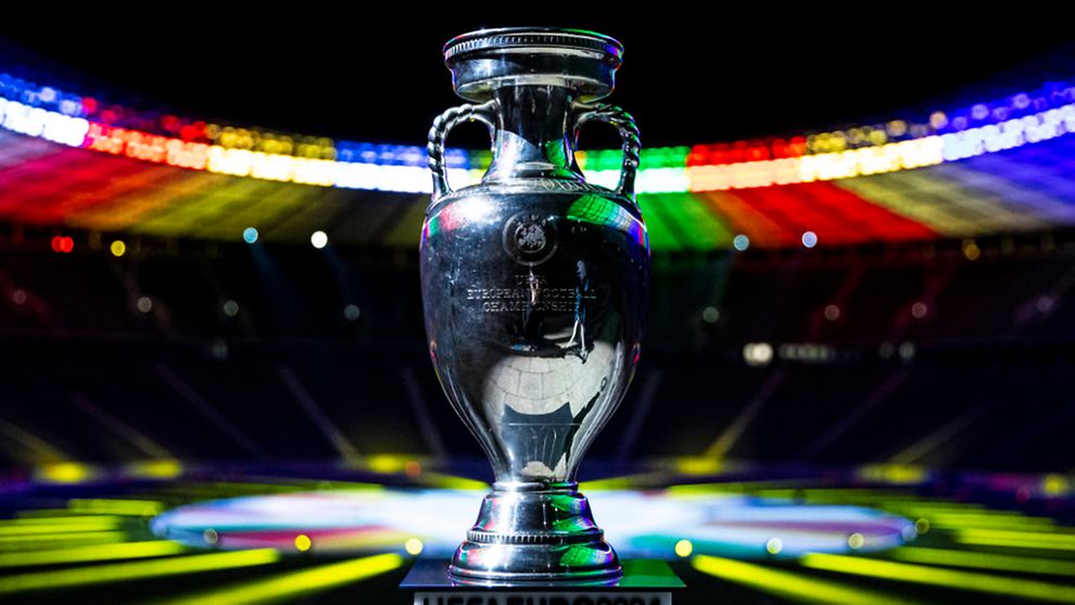  Der Pokal der EURO zwanzig vierundzwanzig vor einer bunten Kulisse