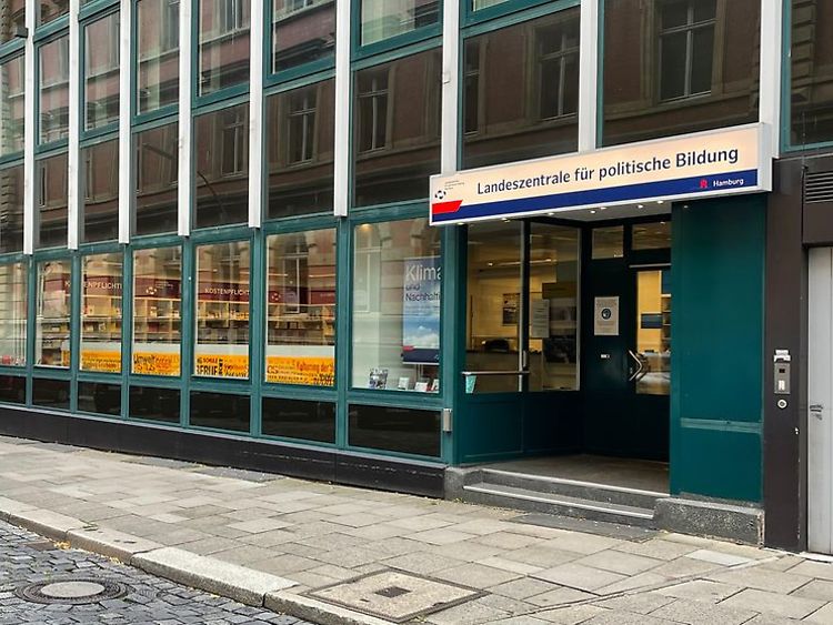  Image of the info shop front of the State Agency for Civic Education in Hamburg