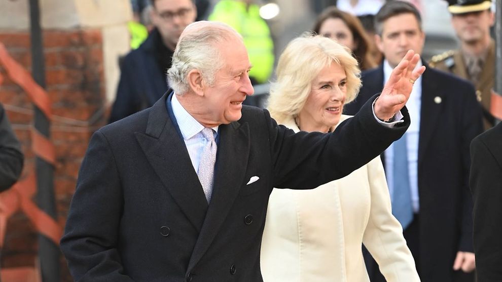 König Charles III. und Camilla winken den Fans zu