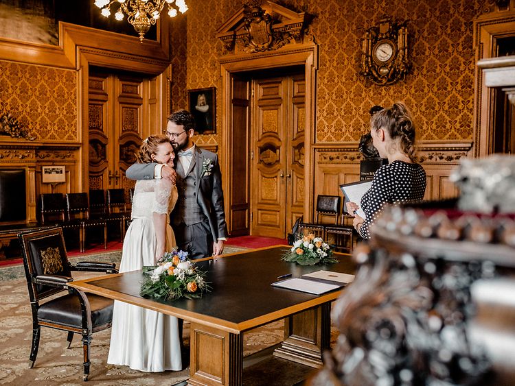  A bridal couple in front of a civil clerk's desk inside the Kaisersaal of the City Hall in Hamburg